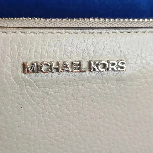 MICHAEL KORS XL ZIPPY WALLET Light Gray - Picture 4 of 12